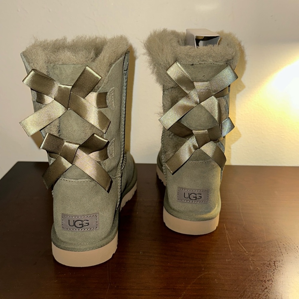 Women’s hunter green size 8 Ugg boots with the bow.